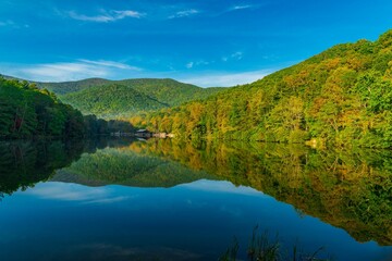 Amazing shot of a lake surrounded by trees in Vogel State Park in the morning, Georgia
