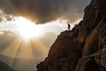 Bergesteiger - Klettert an einer steilen Bergwand