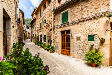 Fototapeta na wymiar Street in the old town of Mallorca.