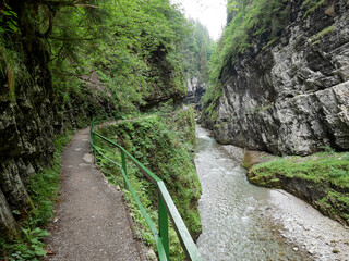 Wanderweg mit Geländer, Bach, Breitachklamm, Breitach, Allgäu, Alpen, Deutschland