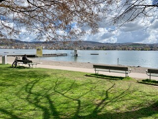 Sitzbank am Seeufer des Zürichsee / Zürisee beim Seebad Mythenquai am See in der Stadt Zürich - Schweiz