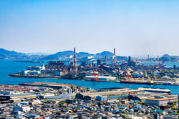 Obraz premium 高塔山からの見る北九州の工場地帯