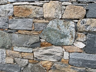 Mauer aus Stein / Graue und braune Steinmauer / Natursteinmauer - / Trockenmauer / Mauer - Textur / Texturen und Hintergrund