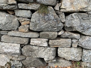 Mauer aus Stein / Graue Steinmauer / Natursteinmauer - / Trockenmauer / Mauer - Textur / Texturen und Hintergrund