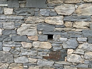 Mauer aus Stein / Graue Steinmauer / Natursteinmauer - / Textur / Texturen und Hintergrund