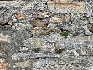 Mauer aus Stein / Graue Steinmauer / Natursteinmauer - / Textur / Texturen und Hintergrund