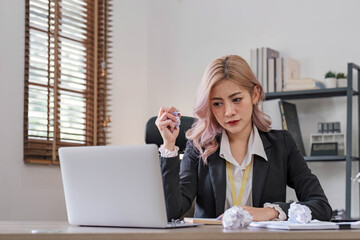 Obraz premium tired business woman sleepy and bored from sitting at a desk for a long time and has office syndrome