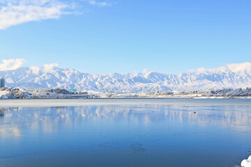 눈이 온 겨울 산, 호수