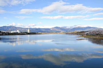호수에 비친 봄의 설악산
