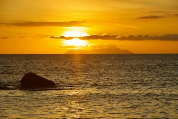 Fototapeta na wymiar Sonnenuntergang über Silhouette Island