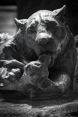 Photo sur Plexiglas Monument historique Vertical grayscale shot of a sculpture of a lioness with a cub