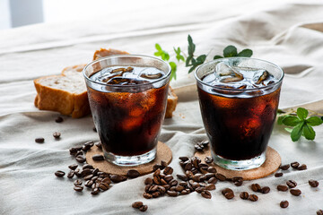 窓際のアイスコーヒー