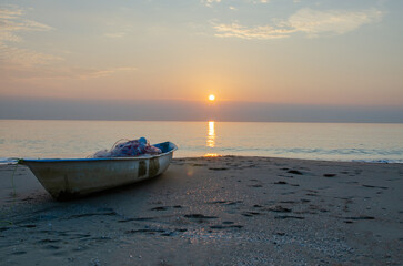 Naklejka premium Sea in the morning with fishing boats fishing by the shore.