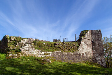 Torres Altamira. Este es el nombre dado a las ruinas de un castillo medieval del siglo IX. Brión,...