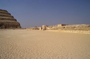deserto in Egitto  con piramide non turistica