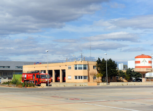 Cami&oacute;n de bomberos en el parque de bomberos de Aena en el aeropuerto internacional de Valencia - Manises, Espa&ntilde;a
