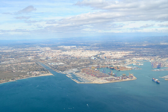 Vista a&eacute;rea del Puerto de Valencia con la ciudad al fondo, Comunidad Valenciana, Espa&ntilde;a. Valencia y su puerto sobre el Mar Mediterr&aacute;neo. 
