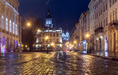 Fototapeta na wymiar Lvov. Town Hall Square and City Hall building at dawn.