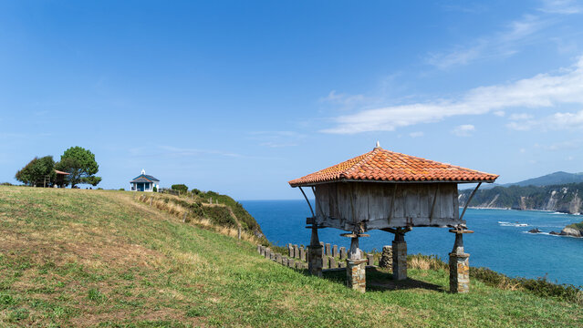 Paisaje t&iacute;pico de la costa asturiana, con un verde prado y h&oacute;rreo en Cadavedo, Espa&ntilde;a.