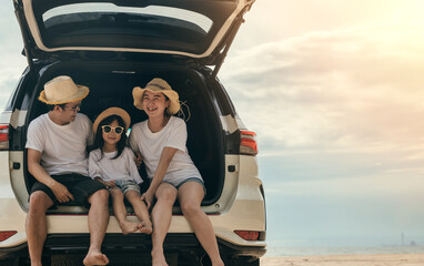 People enjoying road trip sitting down on back their car, Parents and children traveling in holiday at beach, family having fun in summer vacation on beach blue sky, Happy Family and World Tourism Day