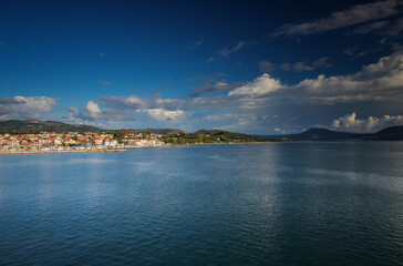 Piękne widoki i wakacyjny klimat na greckiej wyspie Kefalonia. Widok na morze i niebieskie niebo z...