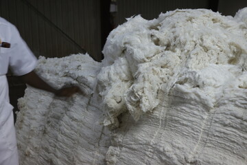 Une usine de filature de coton produit par les paysans du Burkina faso, fils vendu au Burkina et dans le monde entier © YEMPABOU