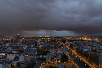 Panorama de la Ville de Paris lors d'un orage au crépuscule
