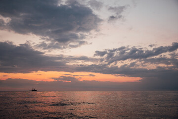 Obraz premium ship away to the sea journey walk beautiful nature at sunset