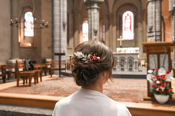 la mariée dans l'église avant son mariage