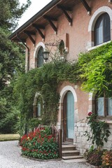 Naklejka premium Vertical shot of an old building covered in green plants