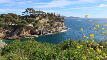 Le sentier du littoral au Cap Brun à Toulon dans le Var, paysage de la côte d’azur / French...