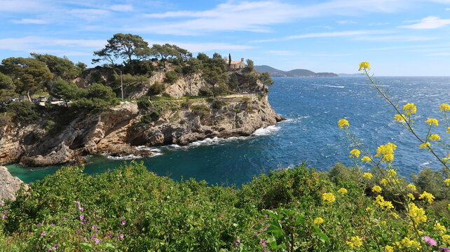 Le sentier du littoral au Cap Brun &agrave; Toulon dans le Var, paysage de la c&ocirc;te d&rsquo;azur / French riviera, avec la chapelle Notre Dame du Cap Falcon au bord de la mer M&eacute;diterran&eacute;e, au printemps (France)