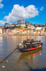 Obraz premium Barcazas sobre el rio Douro, Oporto 
