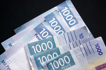 Nuevo billete de mil pesos mexicanos, con algunas monedas o en solitario, detalle del billete, billete de México.