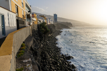 une côte du littoral urbanisée aux Îles Canaries au coucher de soleil