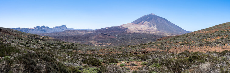 vue panoramique sur une plaine désertique au pied d'un volcan