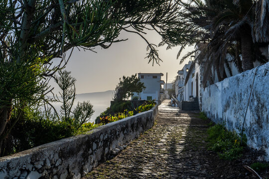 un chemin c&ocirc;tier, pav&eacute; qui m&egrave;ne &agrave; un village des Canaries