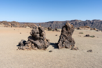 Fototapeta na wymiar deus rochers debout, isolés dans un désert volcanique des Canaries