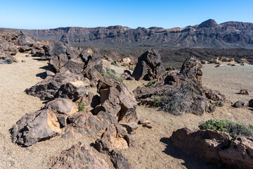 des roches au centre d'un désert volcanique Das les Canaries