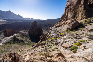 Une vallée rocheuse et désertique