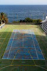 Un vieux stade de foot au bord de l'océan