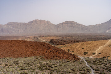 route entre des coulées de lave dans un paysage volcanique