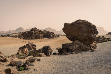 paysage minéral et désertique aux couleurs de Mars - 592764240