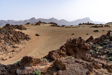 un paysage lunaire composé de sable et de roche - 592764281