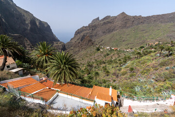 Vue sur village au creux des montagnes des Canaries