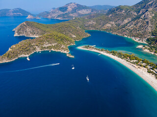 Obraz premium Aerial drone photo of Ölüdeniz, Fethiye, Turkey, showcasing the turquoise waters, picturesque coastline, and beautiful beaches of this popular summer destination.
