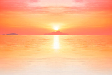 Fototapeta premium Nascer do Sol Deslumbrante na Praia com Céu Laranja e Rosa