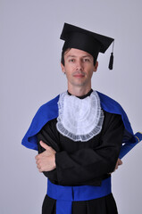 homem graduado feliz estudante completando ciclo na univercidade, academico de sucesso 