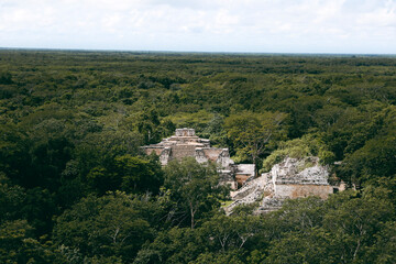 Fototapeta na wymiar Maya pyramid in Mexico 