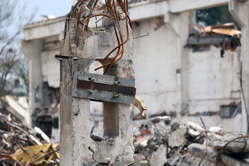 Rozbiórka. Rozwalone budynki mieszkalne w mieście spowodowane wybuchem bomby w czasie wojny